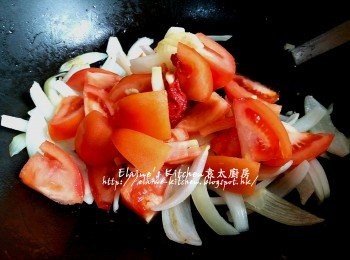 step7: 燒紅鑊爆香蒜粒及洋蔥 , 加入茄膏 , 少許鹽及黃糖 , 蕃茄拌勻炒數分鐘