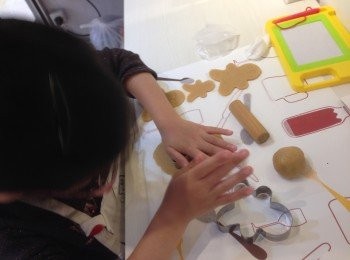 step2: 將哥奇粉團分成8-10份，將每份用手搓至光滑再用擀麵棍轆平到曲奇模的合適大小後便可印上外框，再用另一個細少的曲奇模再印上中心做透明中空的位置