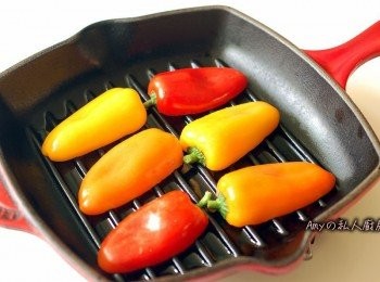 step2: 準備一個燒烤煎鍋,淋上少許的油將甜椒兩面都煎熟備用