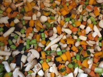 step2: 熱鍋下油份，中火炒勻所有蔬菜粒。