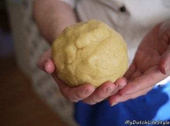step2: 再將已融化黃奶油倒入步驟1一起加入攪勻呈現至平滑麵糰，之後再靜置約45分鐘。