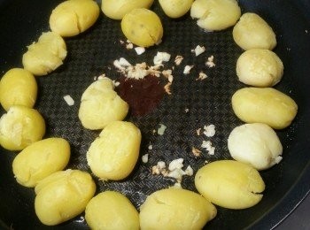 step5: 用平底鑊落油,先爆香1半蒜蓉,放小土豆將兩邊煎至金黃,然後取出待用
