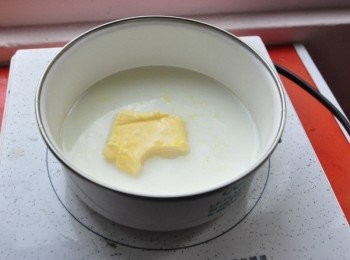 step2: 先備小鍋子，將牛奶及無鹽奶油放入以小火煮至溶化待涼些