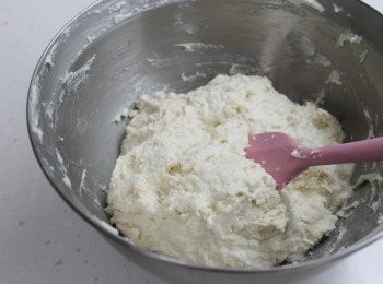 step3: 逐少倒入暖牛奶, 充分拌勻成麵糰，封上保鮮膜發酵1小時