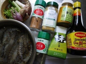 step1: 備好材料，鮮蝦泡水+幾滴醋+少許鹽洗去外殼黏滑 紅蔥頭與蒜頭切末、蒜苗切段、香菜切碎、薑切片備用