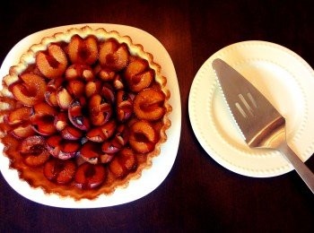 step4: 放烤箱烤約35-40分鐘，到塔已經呈金黃色，水果也變軟了就完成！最後灑上糖粉和肉桂粉，稍微放涼一些就可以趁熱享用現出爐的法式李子塔！