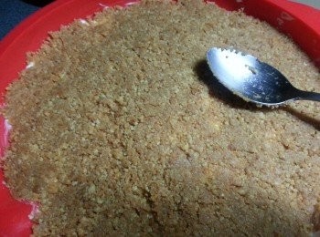 step15: 將以拌勻的餅碎平均舖上以雪硬之蛋糕體上,用匙羹輕輕壓實,放入雪櫃雪大約半小時即可。