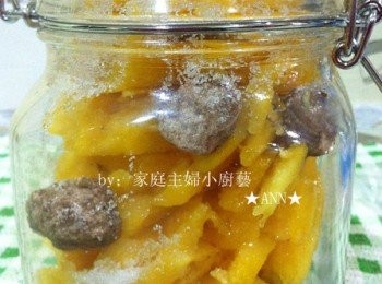 step2: 找個玻璃瓶洗淨，將玻璃瓶抹乾淨《不要有水分》，然後排入黃梨片《每排一片倒入1大匙糖在黃梨片上，重複排完為止，酸梅可以往旁邊塞進。