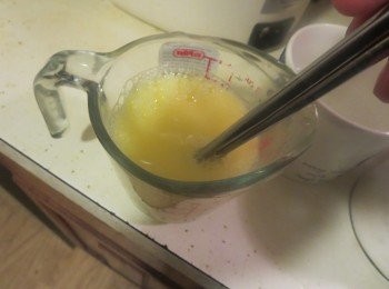 step3: 準備冰水，加vodka進去，加雞蛋, 攪拌. 確認雞蛋和水混合。