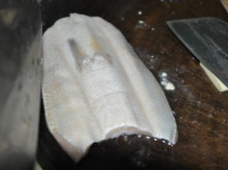 step3: 虱目魚片用刀子輕輕劃上井字，不需切段