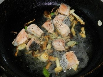 step5: 加入義大利LAMBRUSCO (白)汽泡酒與一大匙水，並調味