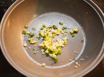 step4: (同一個鍋子不用洗)用鍋內殘餘的油，將蔥、薑、蒜末爆香。