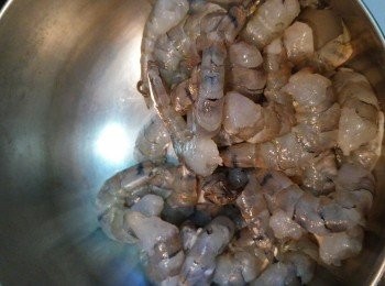 step4: 蝦洗淨後去殼去腸待用。