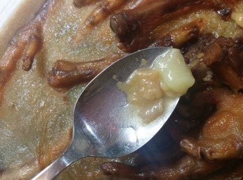 step4: 用匙張浮面的油盡量除去
翻熱即成