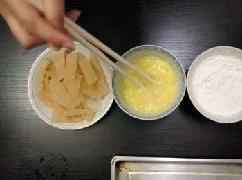 step10: 把柚皮逐件先上蛋液再撲粉，粉要撲多一點
可以先一次過把所有柚皮先撲好粉