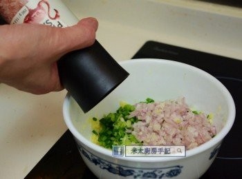 step4: 把1、2和3混合，加入鹽拌勻。