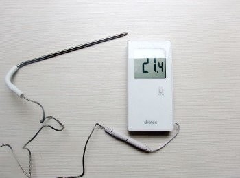 step5: 可準備烘焙專用的溫度計。如沒有溫度計,當太妃糖快完成時,滴入冷水中會成為糰狀即可熄火。