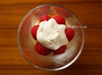 step3: 在準備好的杯子中依序鋪上蛋糕、莓果、奶油醬。