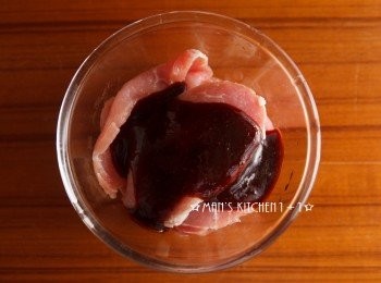 step1: 首先將里肌肉片與烤肉醬混合醃製約30分鐘。