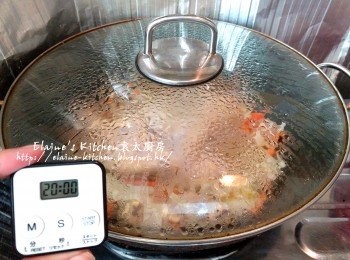 step9: 將雞放上 , 加入一杯水份量用中火煮滾 , 再蓋上蓋轉慢火煮20分鐘後熄火焗5分鐘