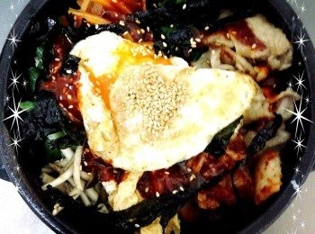 step7: 7.鍋底鋪上白飯,再將配料均勻地舖在白飯上,並且加上自己調出來的韓式辣醬.然後把半熟蛋擺在中間,再撒上適量的熟白芝麻.這樣這道料理就完成啦!