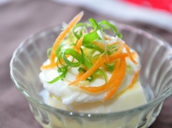 step4: 放上蔥絲及紅蘿蔔絲