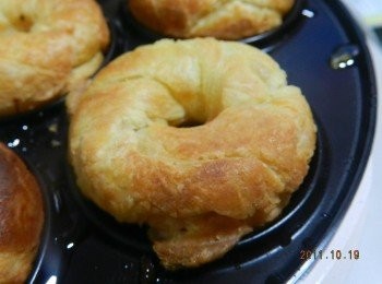 step3: 將長條的酥皮捲成圓圈狀~就可以入甜甜圈機烤ㄌ~~記得要不時的翻面喔~~