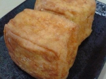 step6: 如喜歡吃炸豆腐的話，最後一個步驟就是把切块的蛋豆腐沾上少許薄薄的薯粉或是煎炸粉又再拿到鍋裡炸直金黃色即可享用了。