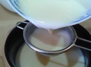 step3: 再把蛋液过滤一下。然后倒入耐热的深碗里待用。