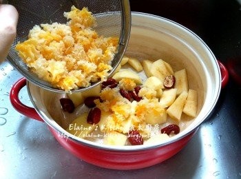 step3: 煲內逐一放入蘋果 , 紅棗及雪耳 , 加入適量水