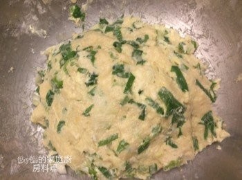 step3: 加入蛋液、鮮奶、蔥花、起司絲拌勻成麵糰，蓋上保鮮膜冰入冷藏30分鐘