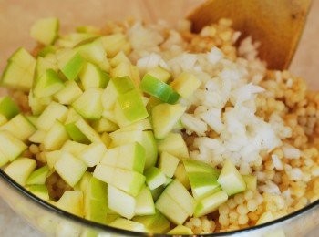 step7: 取一中盆放入庫斯庫斯、青蘋果丁、洋蔥末及蒜末，淋上沙拉醬後一同拌勻