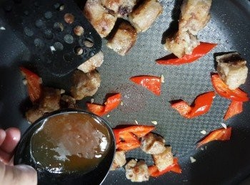 step6: 加入2湯匙蘇梅醬炒勻