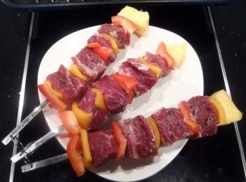 step1: 甜椒及牛肉切塊並成串，洒上黑胡椒及海鹽稍作調味。