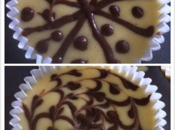 step3: 在麵糊畫上米字，點上巧克力麵糊，然後利用牙籤，沿著巧克力點旋轉幾圈即可。