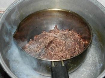 step3: 將巧克力放入一小鍋，再把鍋子放入熱水中，巧克力就會自己慢慢溶化