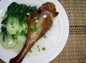 step3: 把煮開的米粉放入碗中，再倒上剛煮好的清雞湯，上面放上翻熱的燒髀及青菜，加點蔥花便可。