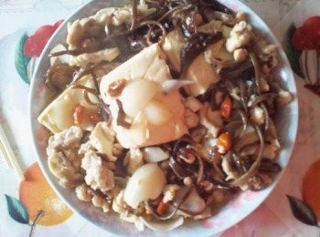 step4: 後加回黑木耳絲,百合後再加杞子煮熟即可上碟