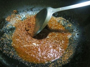 step3: 爆過花椒的餘油 熱鍋小火 到入辣椒粉拌炒.關火