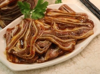 step10: 把冷凍好的豬耳取出，切薄片後拌入麻辣醬汁即可享用。