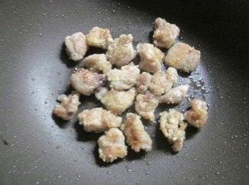 step4: 原鍋不放油,加入雞腿蓋上鍋蓋煎到熟,再掀起鍋蓋煎到表面乾酥金黃