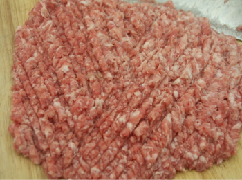 step2: 豬肉、蓮藕剁碎，蔥洗淨切碎，分成兩份，留一部分煮湯汁用。