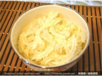 step2: 苦瓜洗淨，去除苦瓜籽與白膜後，用刨刀削成薄片。