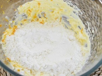 step2: 下香草精及橙皮屑拌勻，再篩入麵粉及泡打粉拌勻