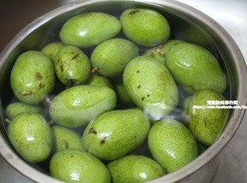 step1: 這一個是我最愛吃的青芒果，在挑選上我喜歡挑比較青一點的芒果。