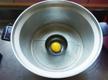 step5: 溫泉蛋作法─將雞蛋打入碗中，取一個耐熱容器在內側抹一層油，將蛋黃撈出耐熱容器中