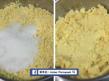 step3: 將壓成泥的綠豆仁，加入白砂糖拌勻。