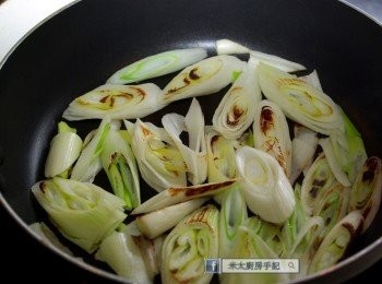 step4: 平底鑊燒熱，不要下油，下京蔥鋪平，把蔥的兩面烤香，撈起備用。