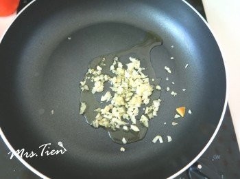 step1: 兩大匙初榨橄欖油加上切碎的蒜末拌炒