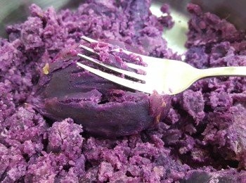 step1: 先將紫薯隔水蒸20-25分鐘，去皮，壓成蓉備用。